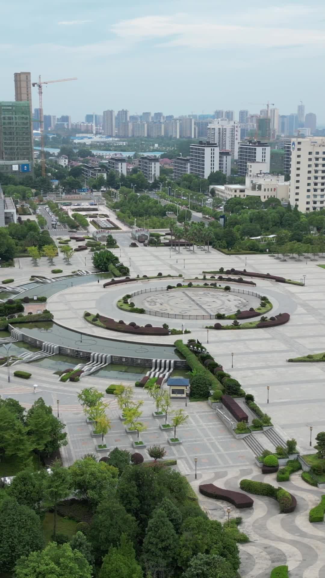 航拍江西九江濂溪区人民政府广场视频的预览图