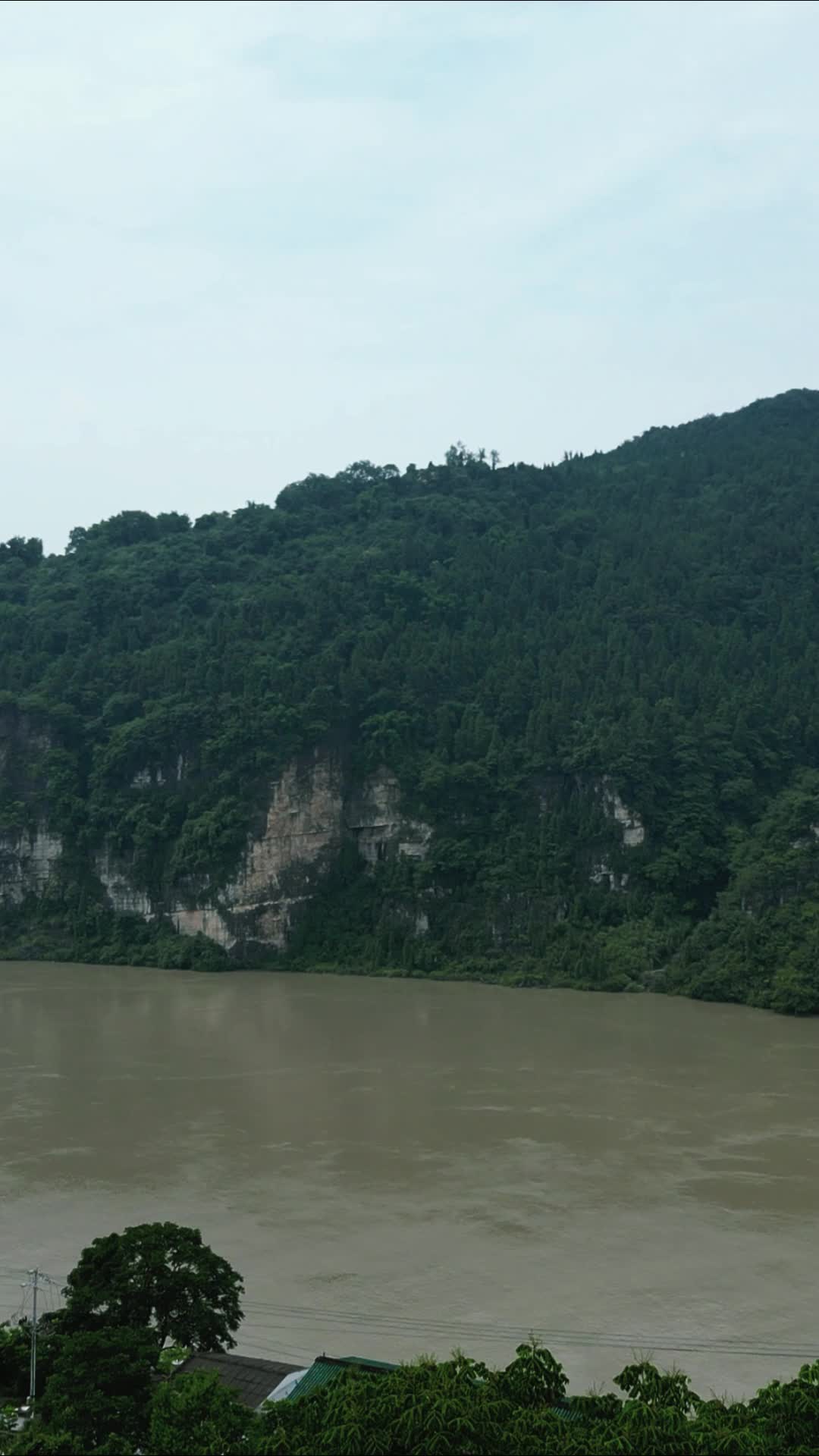 航拍湖北宜昌西陵峡风景竖屏视频的预览图