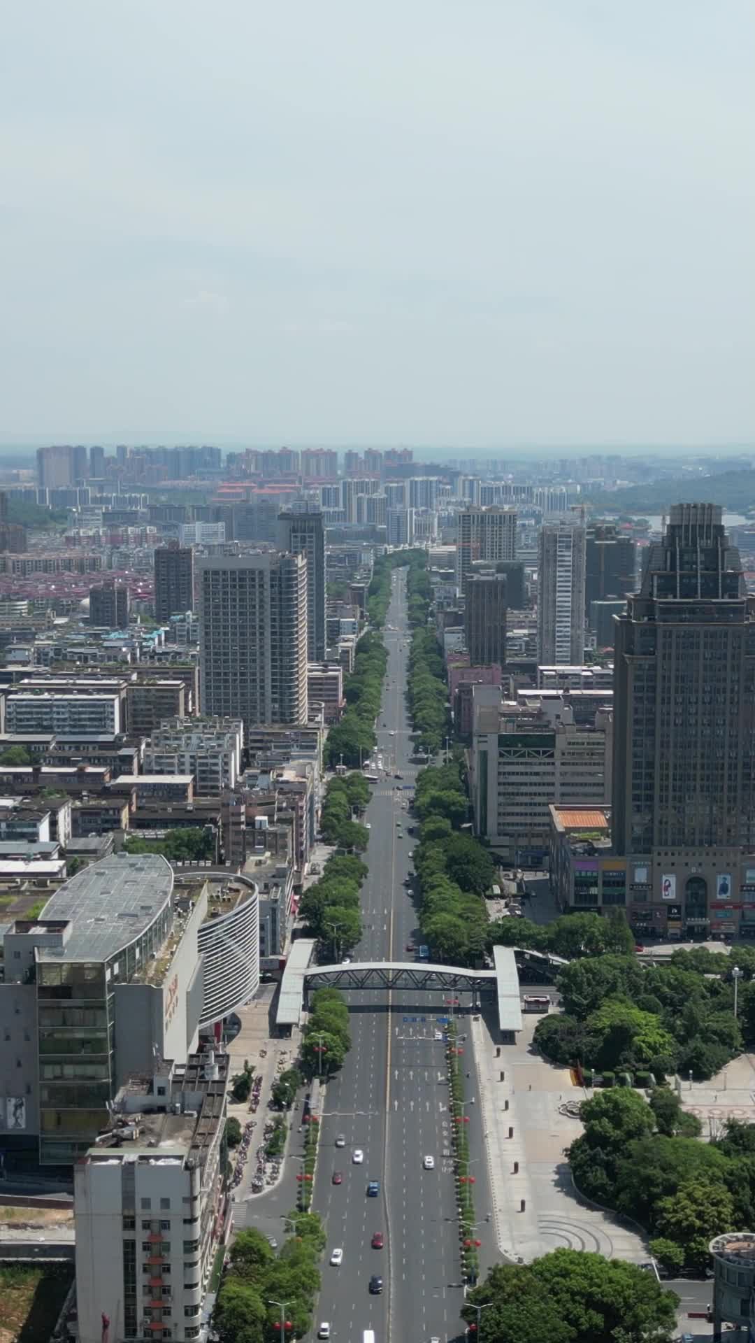 航拍江西吉安新世界广场商务大楼视频的预览图