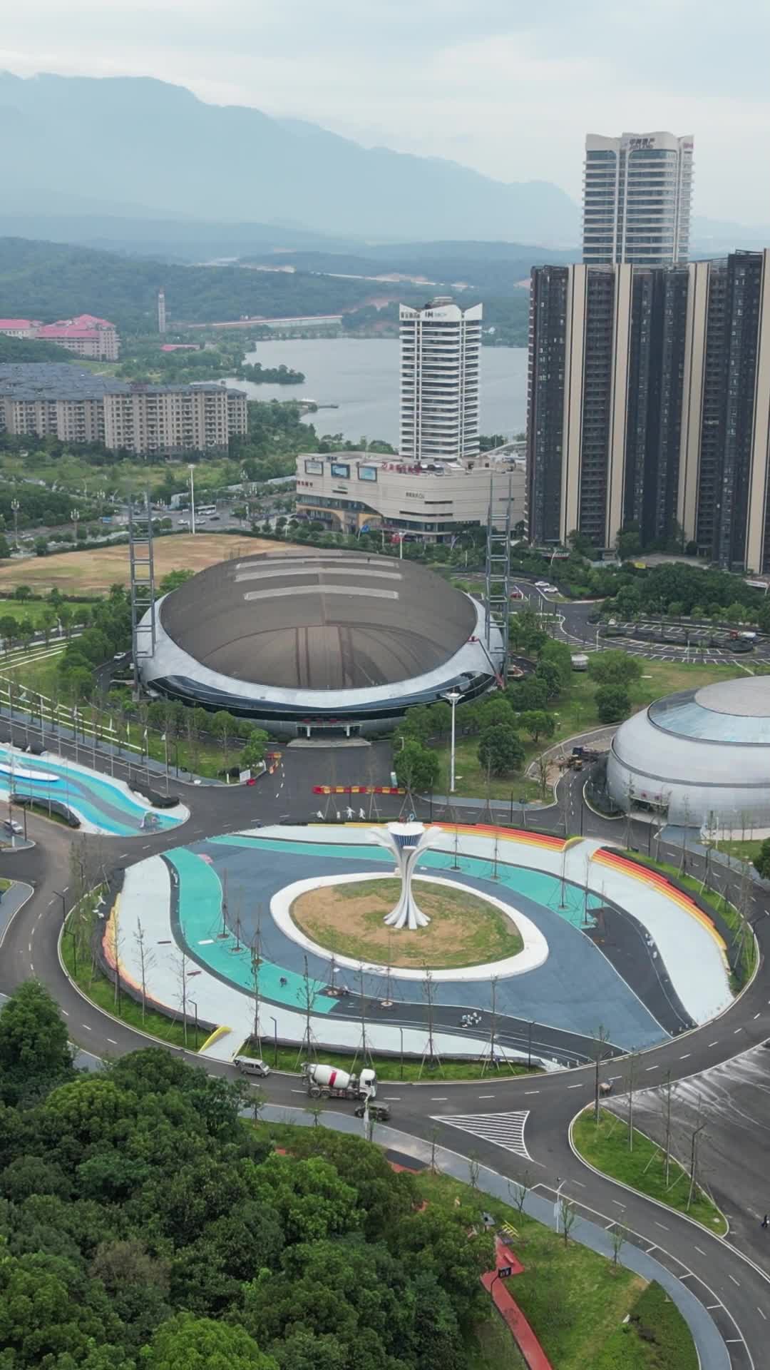 航拍江西九江市体育中心体育馆游泳馆视频的预览图