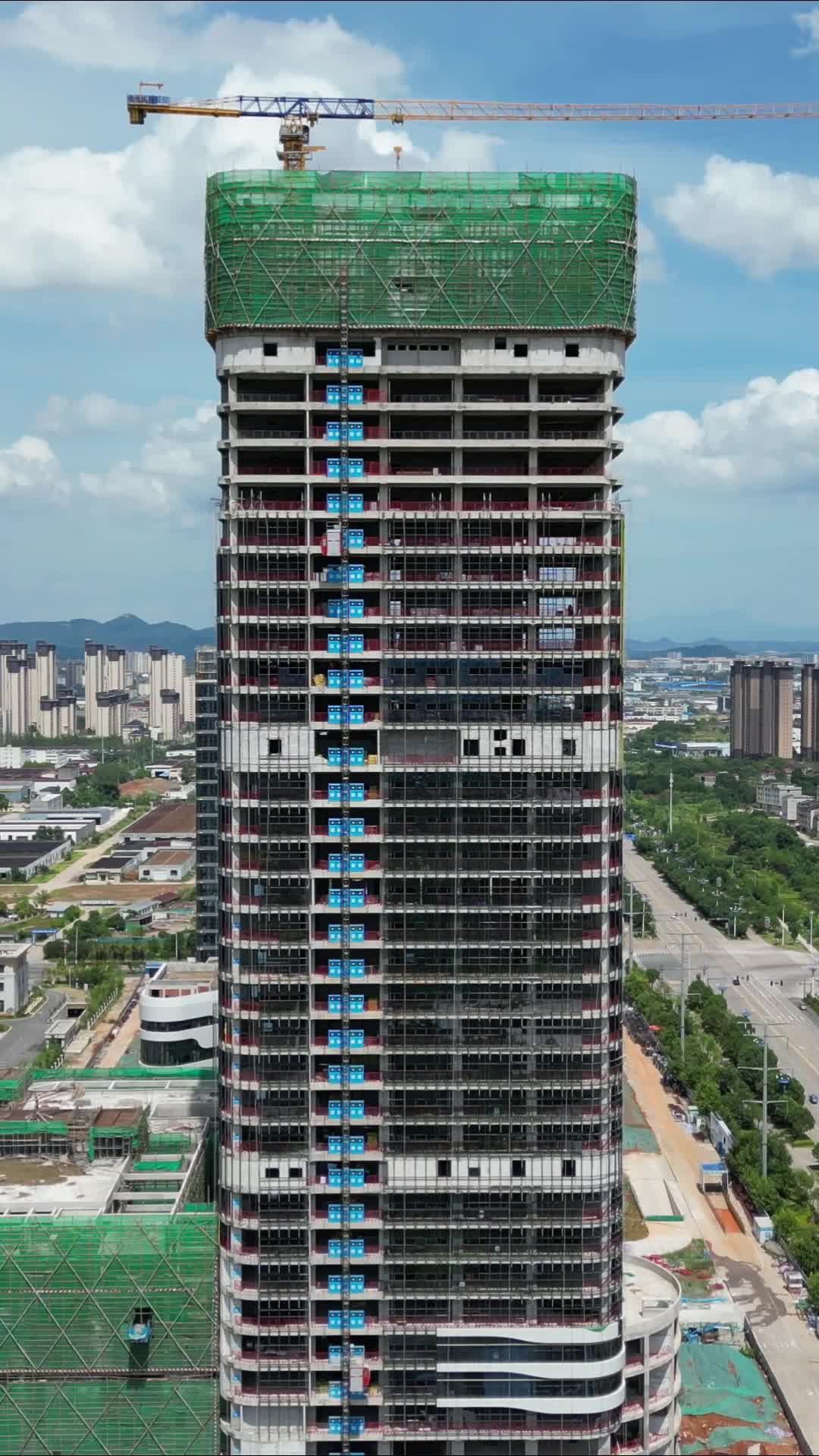 航拍城市建设房地产施工高楼2视频的预览图