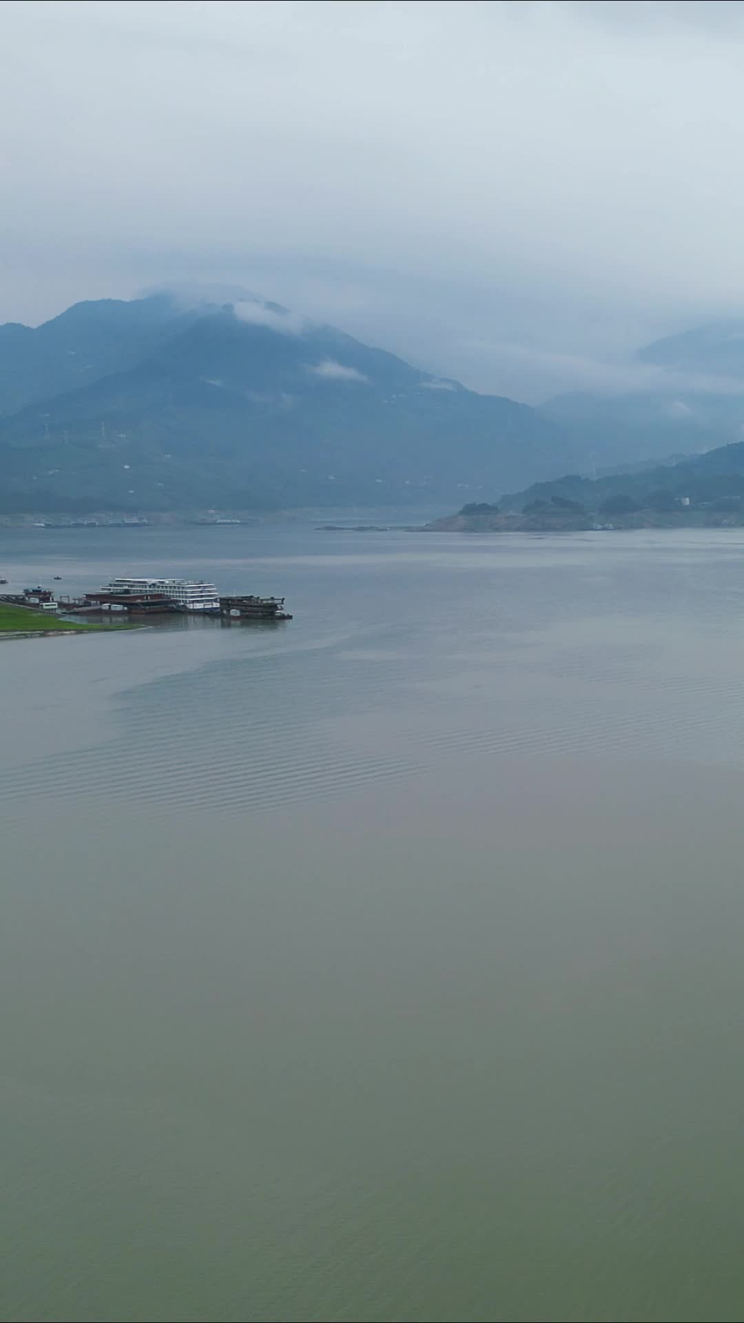 航拍湖北长江三峡蓄水池视频的预览图
