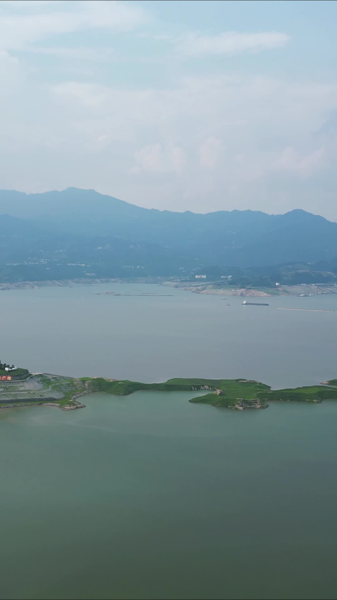航拍湖北长江三峡蓄水池视频的预览图