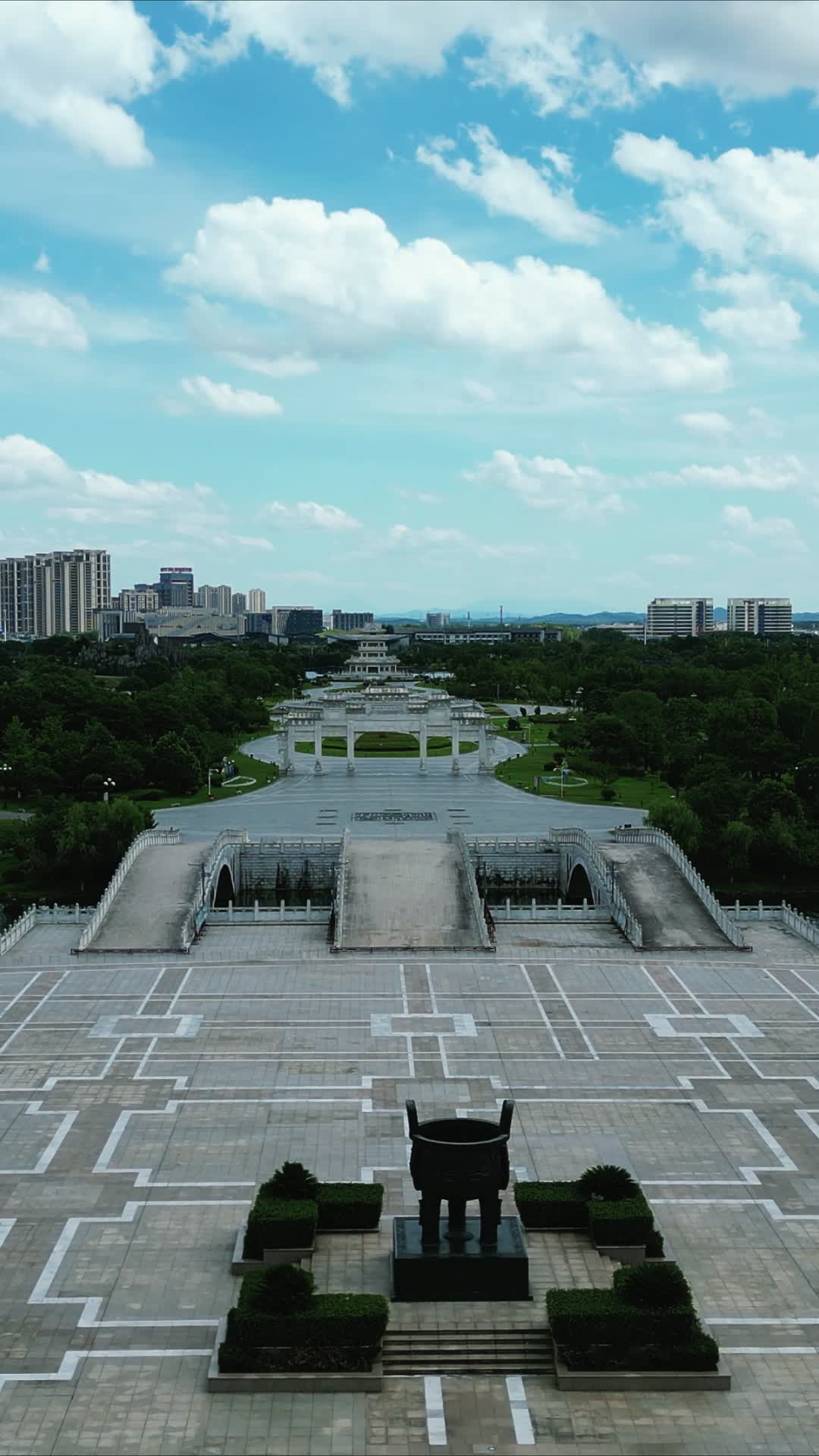 航拍抚州市政府名人雕塑广场视频的预览图