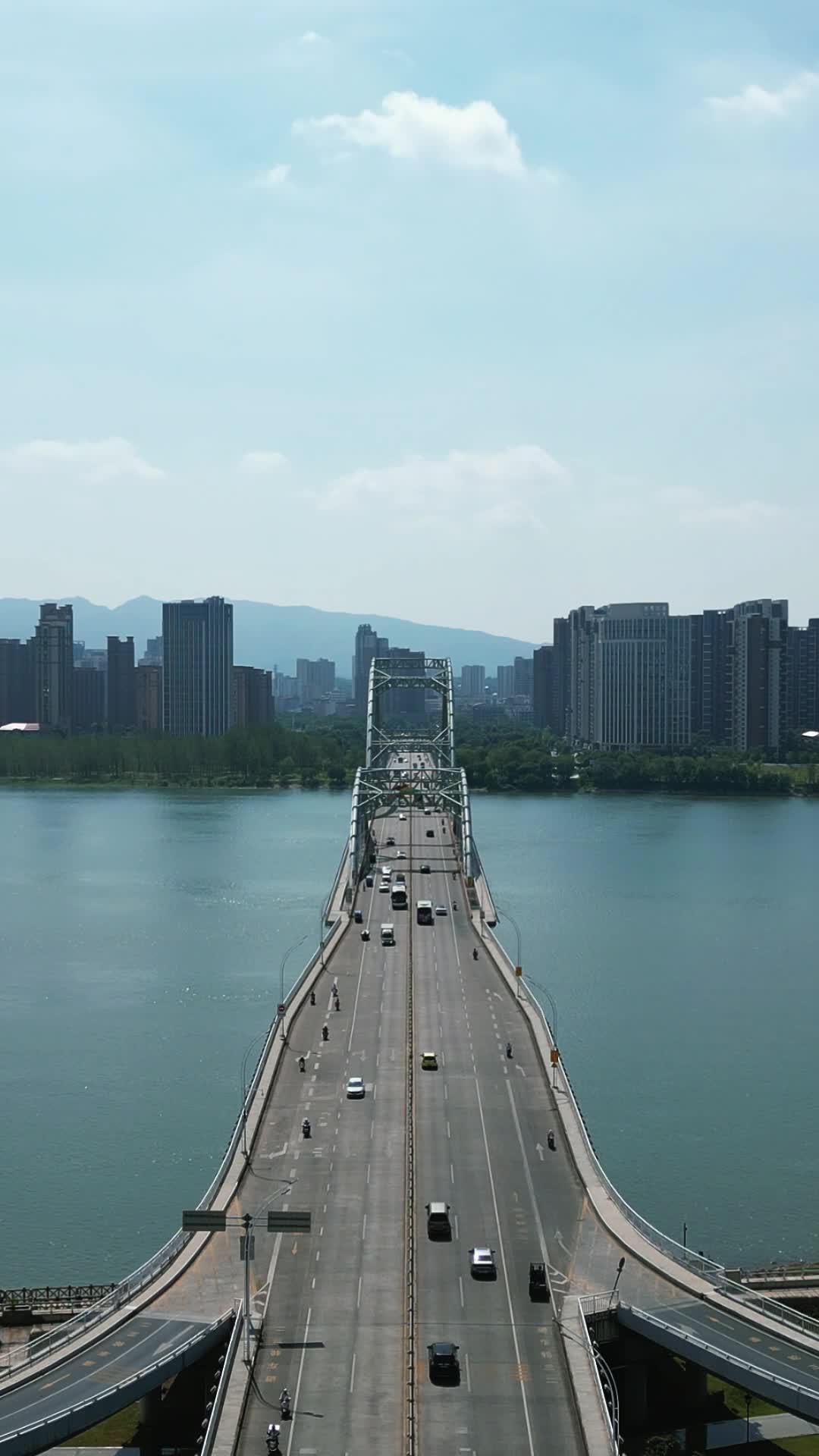 航拍江西吉安城市风光竖屏视频的预览图