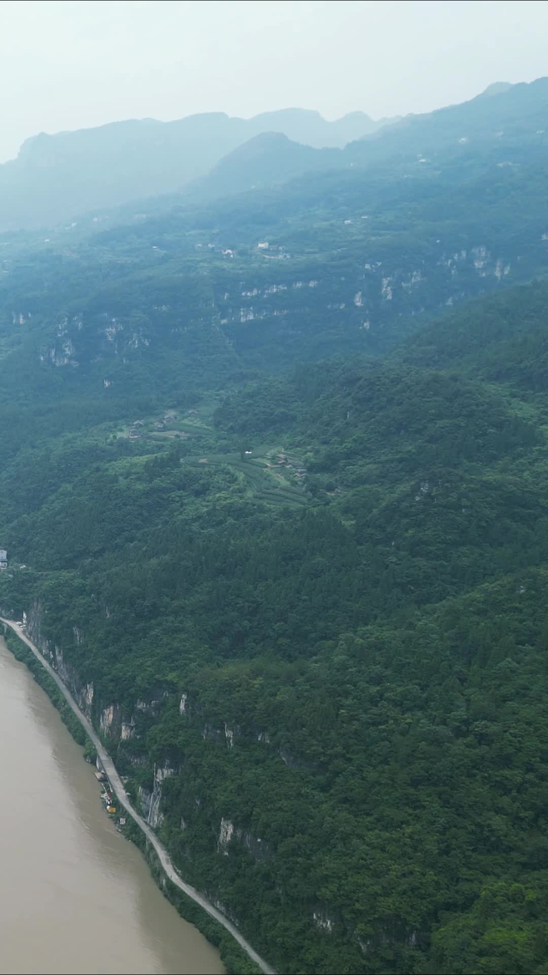 航拍雄伟壮观长江三峡风光竖屏视频的预览图