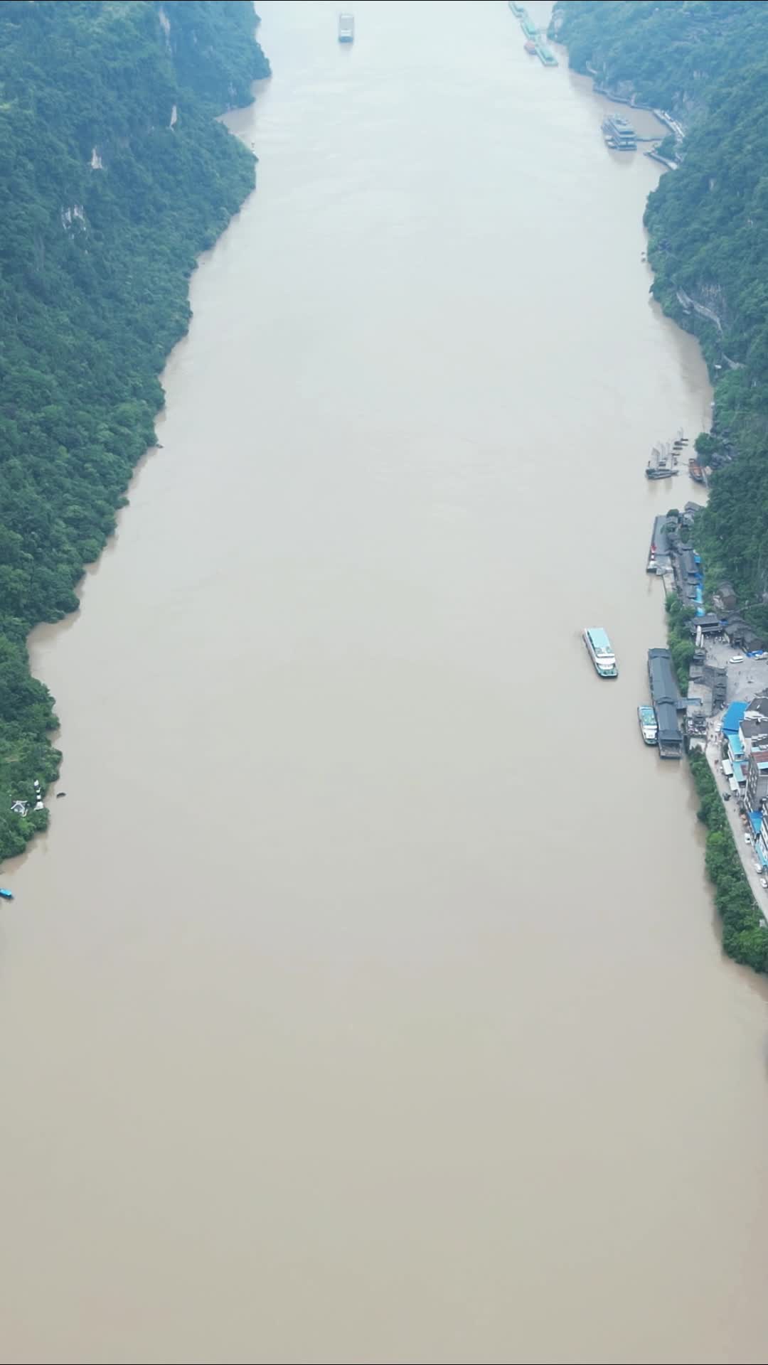 航拍雄伟壮观长江三峡人家5A景区风光竖屏视频的预览图