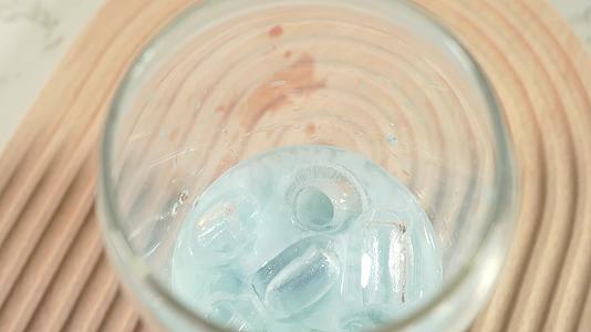 蓝天白云布丁奶冻加入玻璃杯视频的预览图