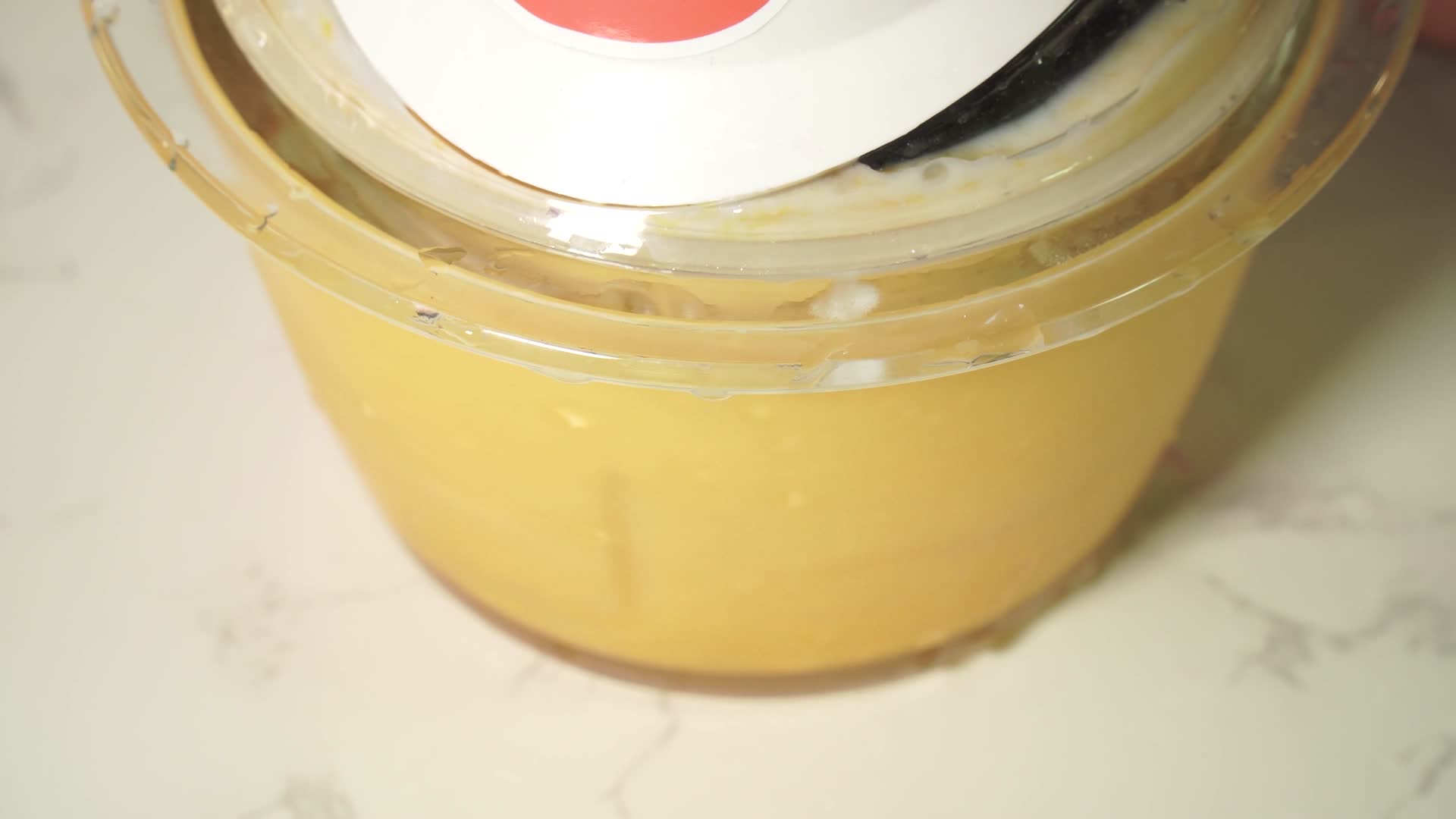 黄色水果奶昔冰激凌放入保鲜盒视频的预览图