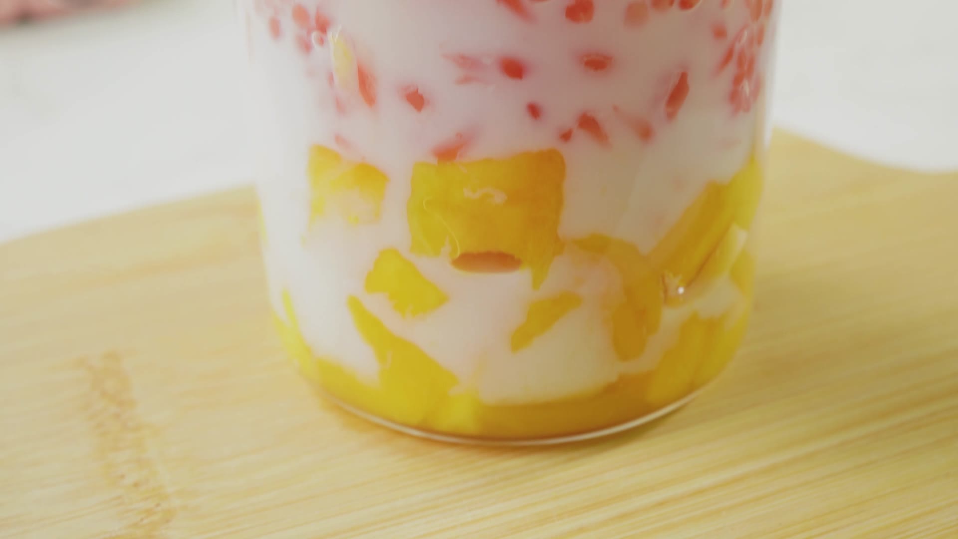 网红夏季饮料芒果西米露视频的预览图