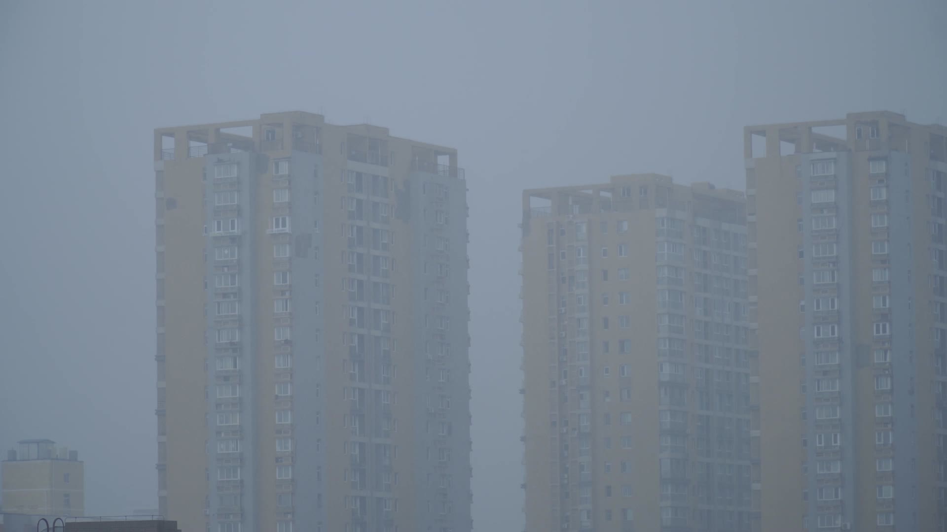 能见度阴天雾气中的城市楼房树木视频的预览图