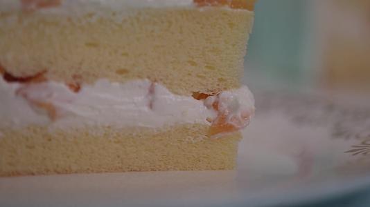镜头合集夹心奶油水果蛋糕视频的预览图