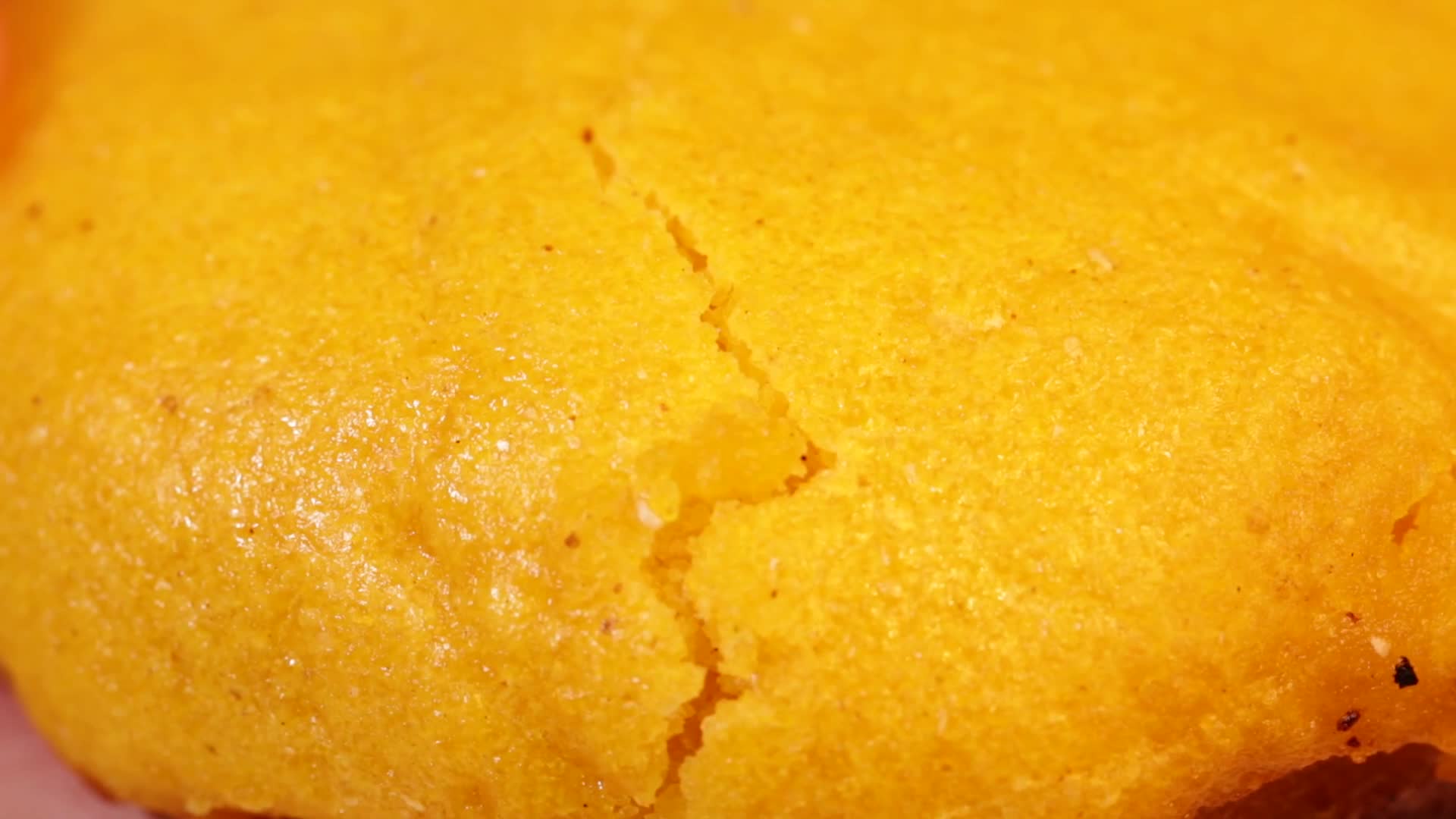 镜头合集掰开一个干硬的棒子面玉米面饼视频的预览图