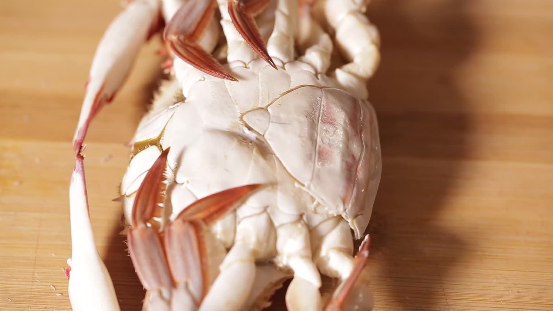 镜头合集吃螃蟹掰开梭子蟹视频的预览图