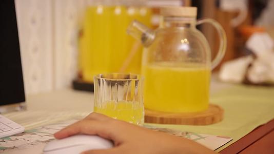 镜头合集玻璃杯倒果汁喝果汁橙汁菠萝汁芒果汁黄色果汁视频的预览图