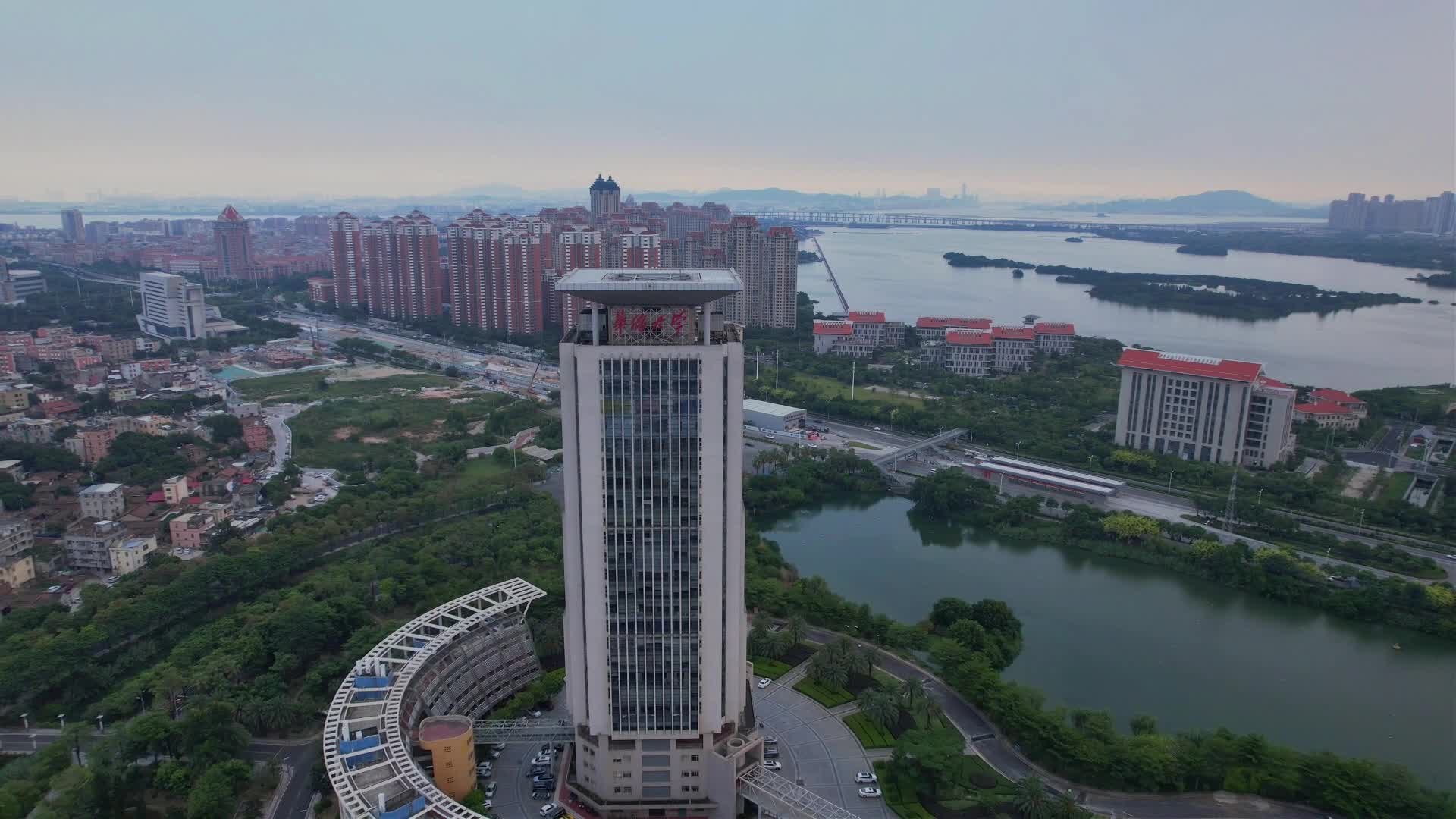 航拍厦门华侨大学景观视频的预览图