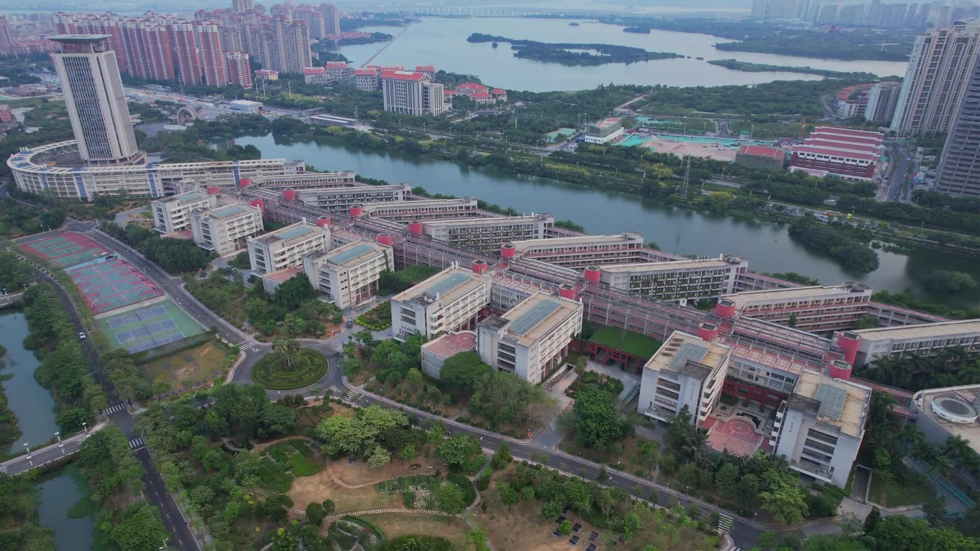 航拍厦门华侨大学景观视频的预览图