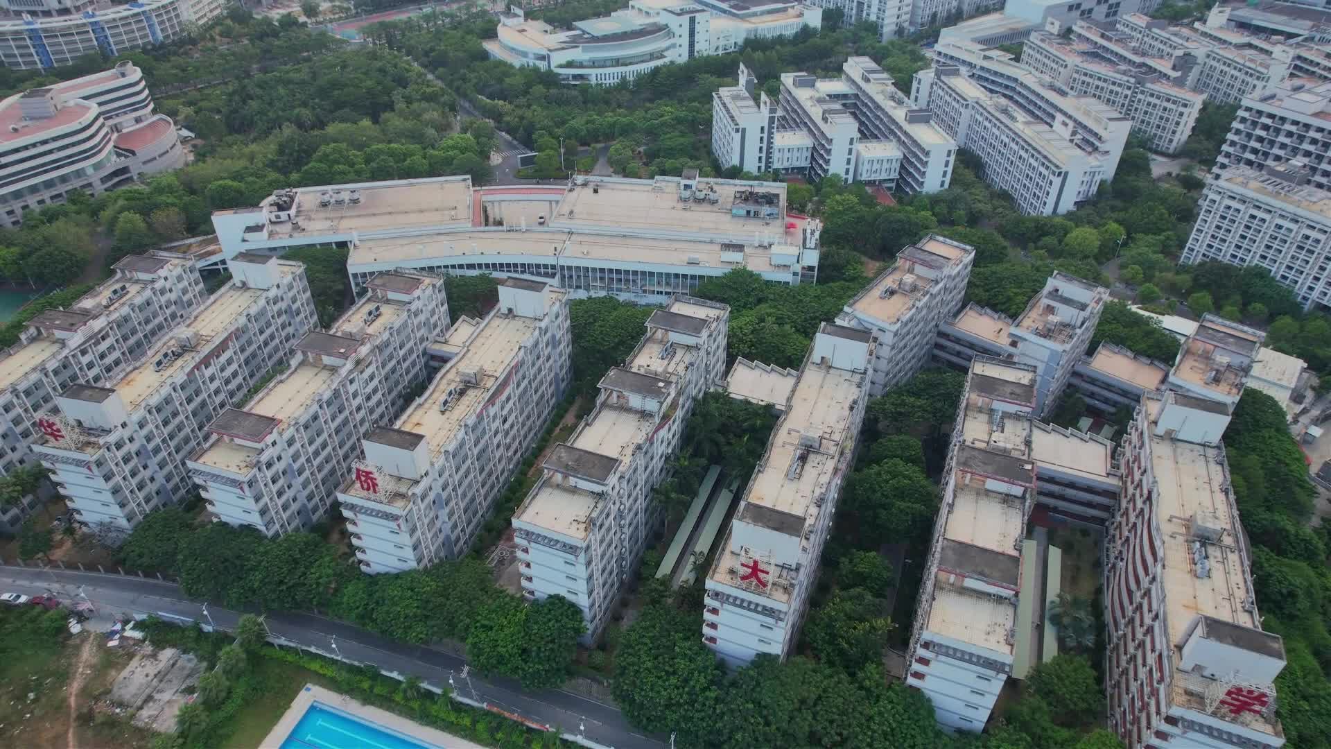 航拍厦门华侨大学建筑景观视频的预览图