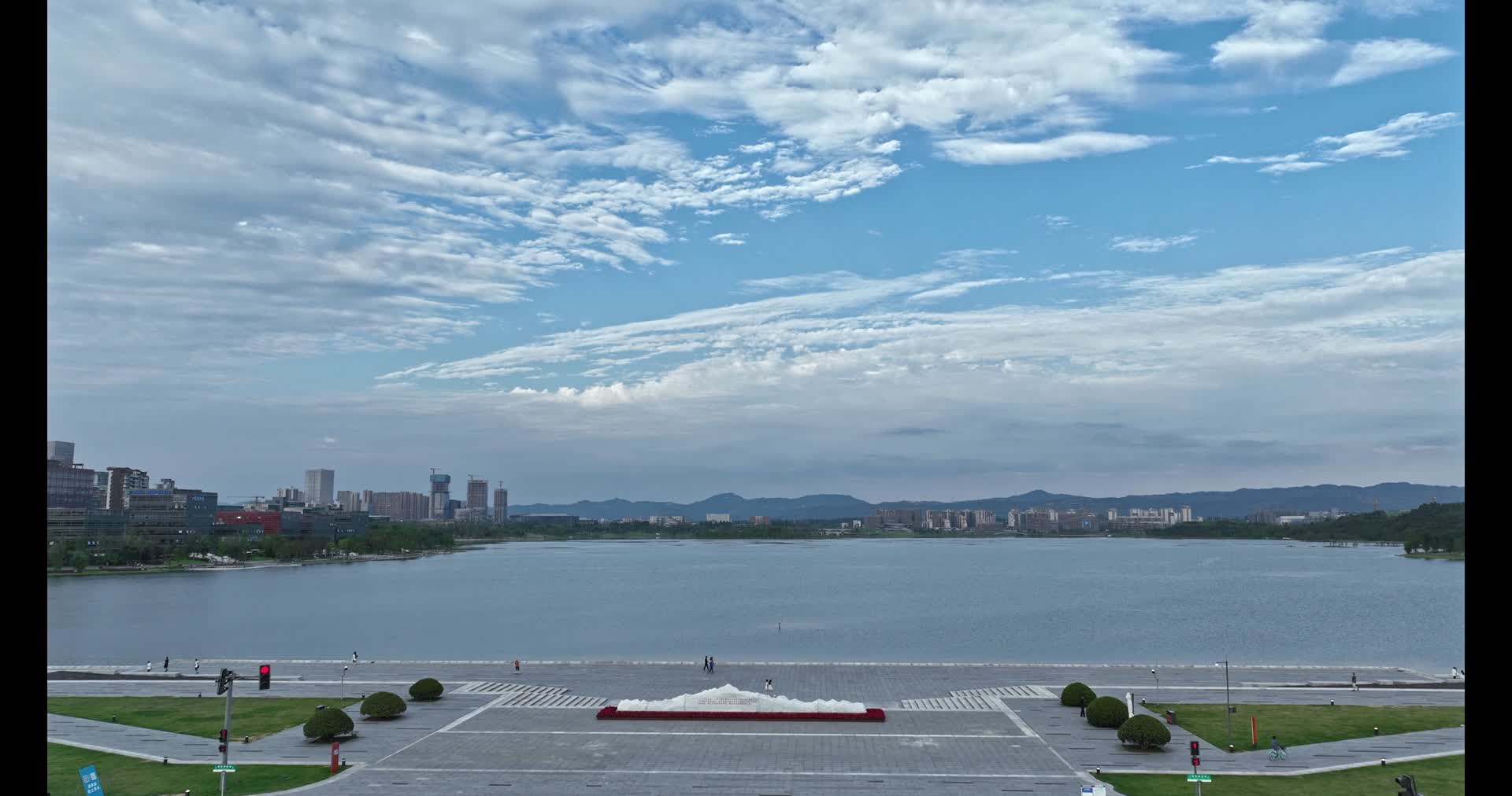 4k航拍成都天府新区兴隆湖延时自然风光云延时视频的预览图