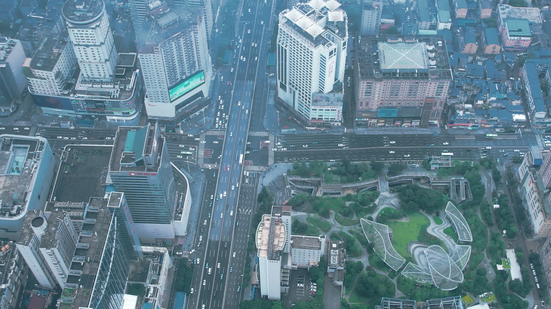 4K汽车行驶在繁忙的城市交通十字路口视频的预览图