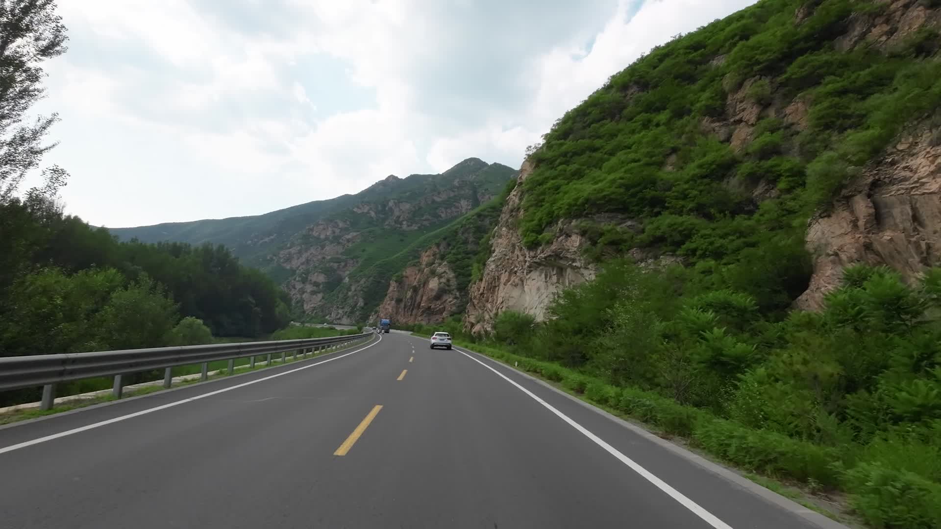 开车沿途风景摩托车第一视角视频的预览图