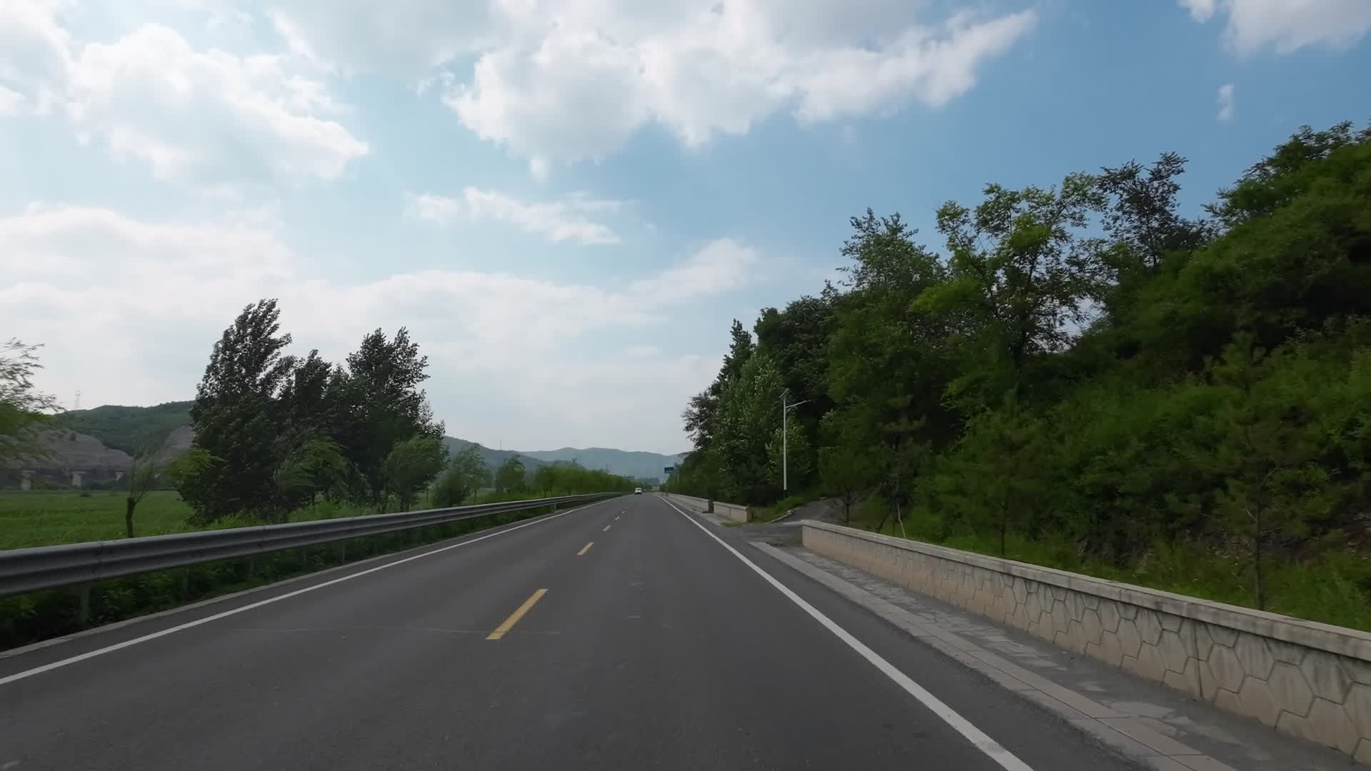 开车沿途风景摩托车第一视角视频的预览图