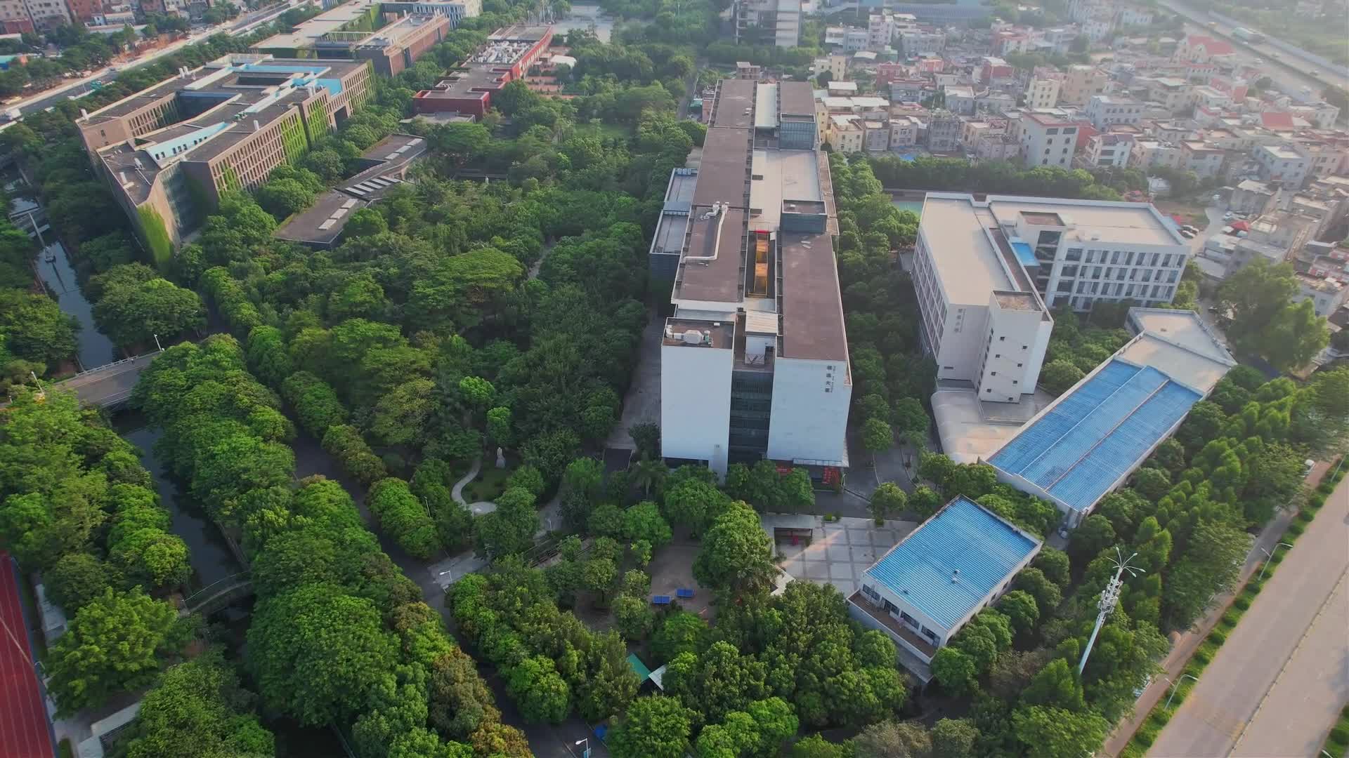 厦门航拍华侨大学景观视频的预览图