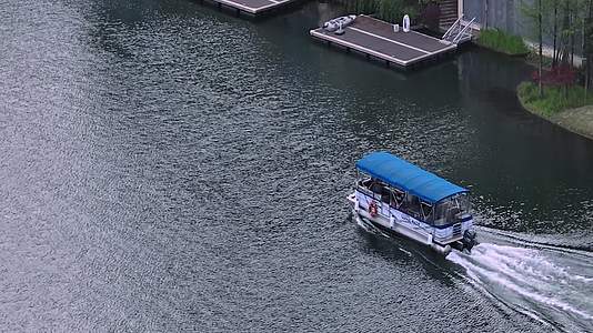 高清航拍成都麓湖别墅天府新区湖面上的船视频的预览图