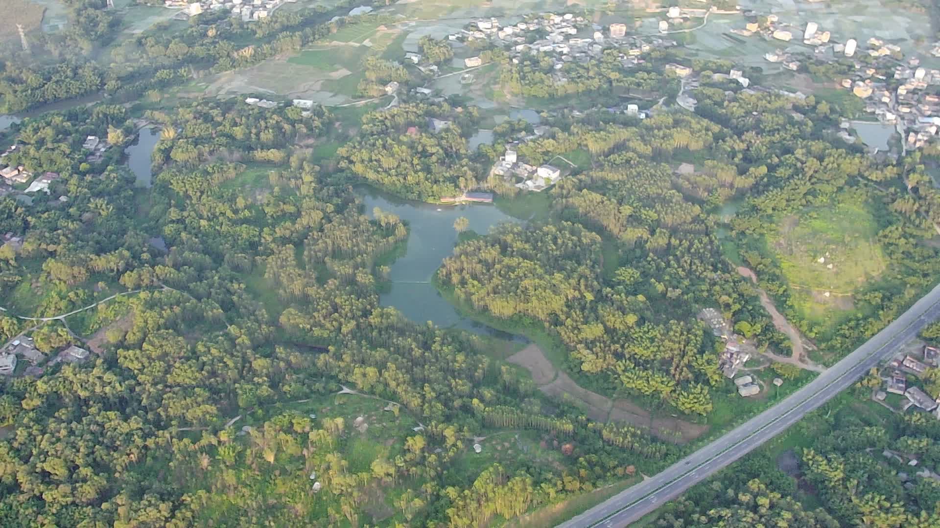 城市角落乡村风景公路俯瞰航拍4K高清实拍视频视频的预览图