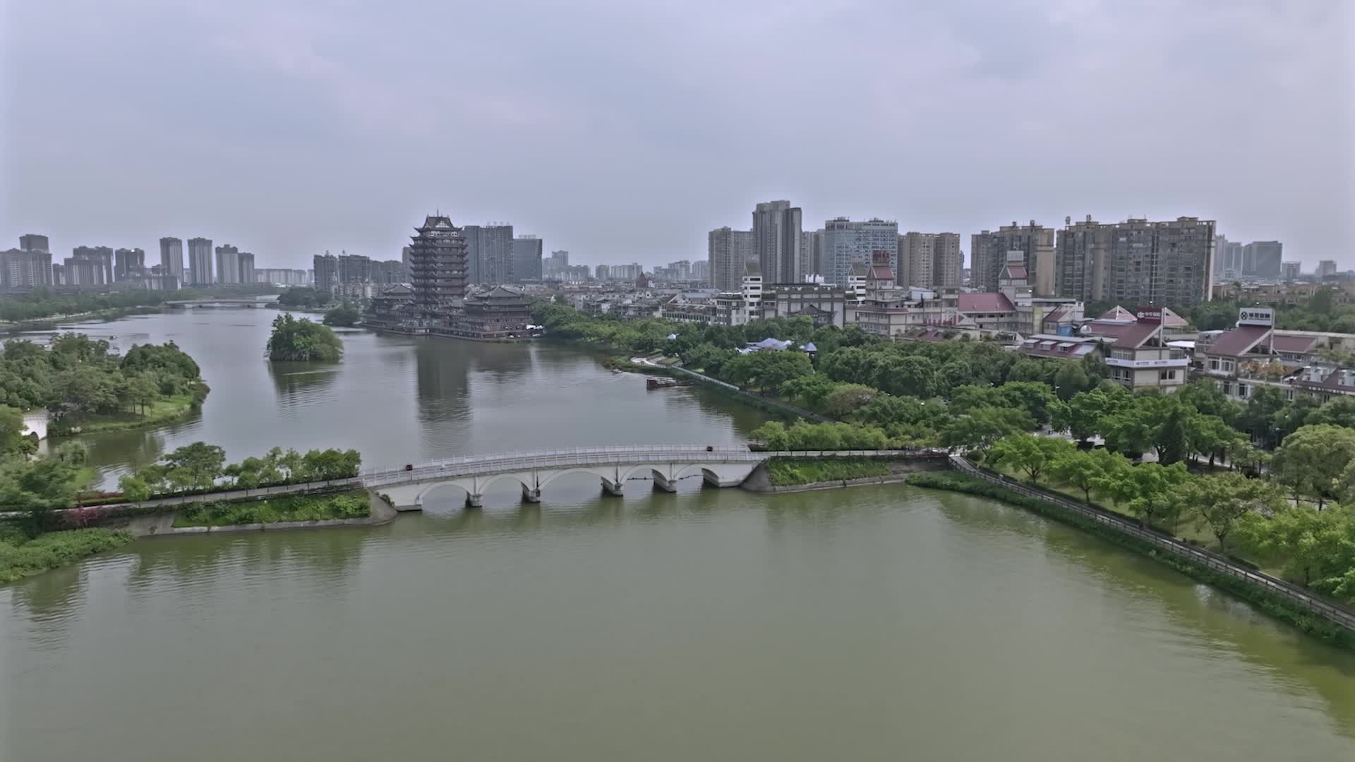 高清航拍四川眉山市东坡湿地公园城市建筑视频的预览图