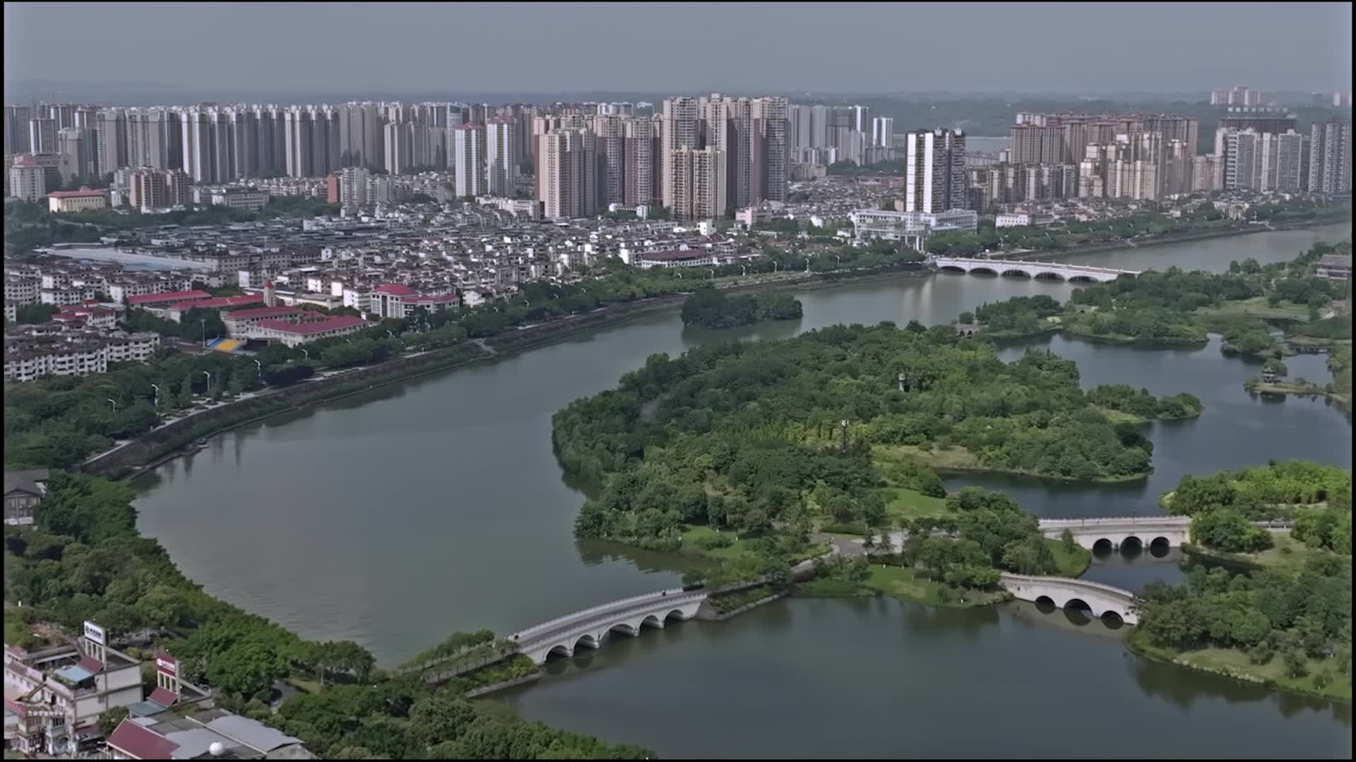 高清航拍四川眉山市东坡湿地公园城市建筑视频的预览图