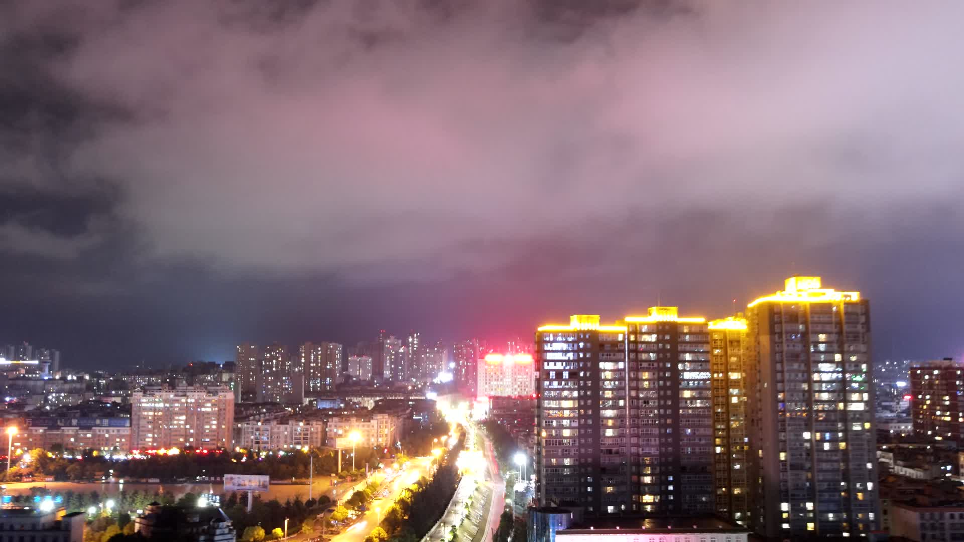 城市夜景航拍视频的预览图