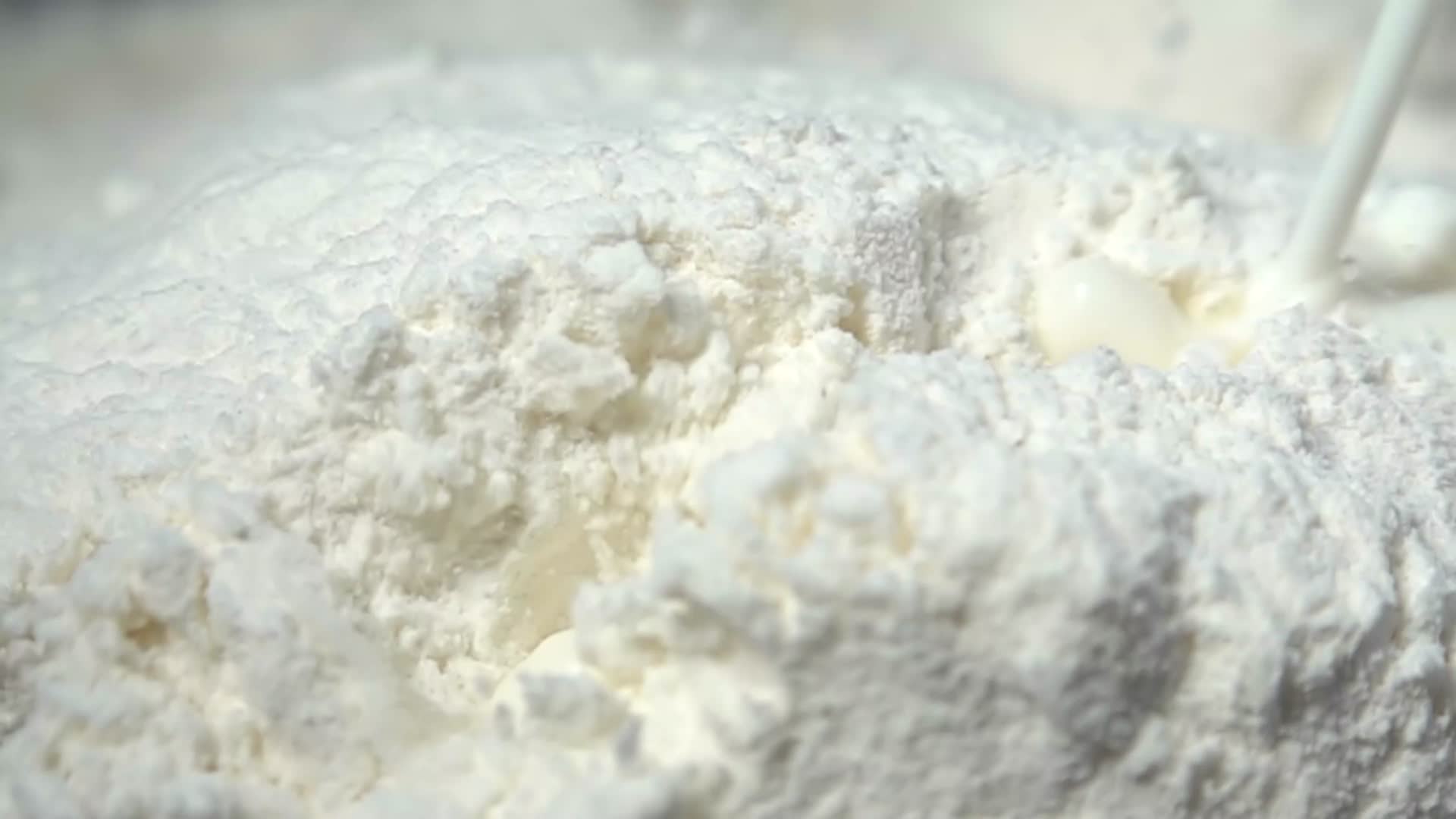 慢镜头牛奶倒入白面粉中视频的预览图