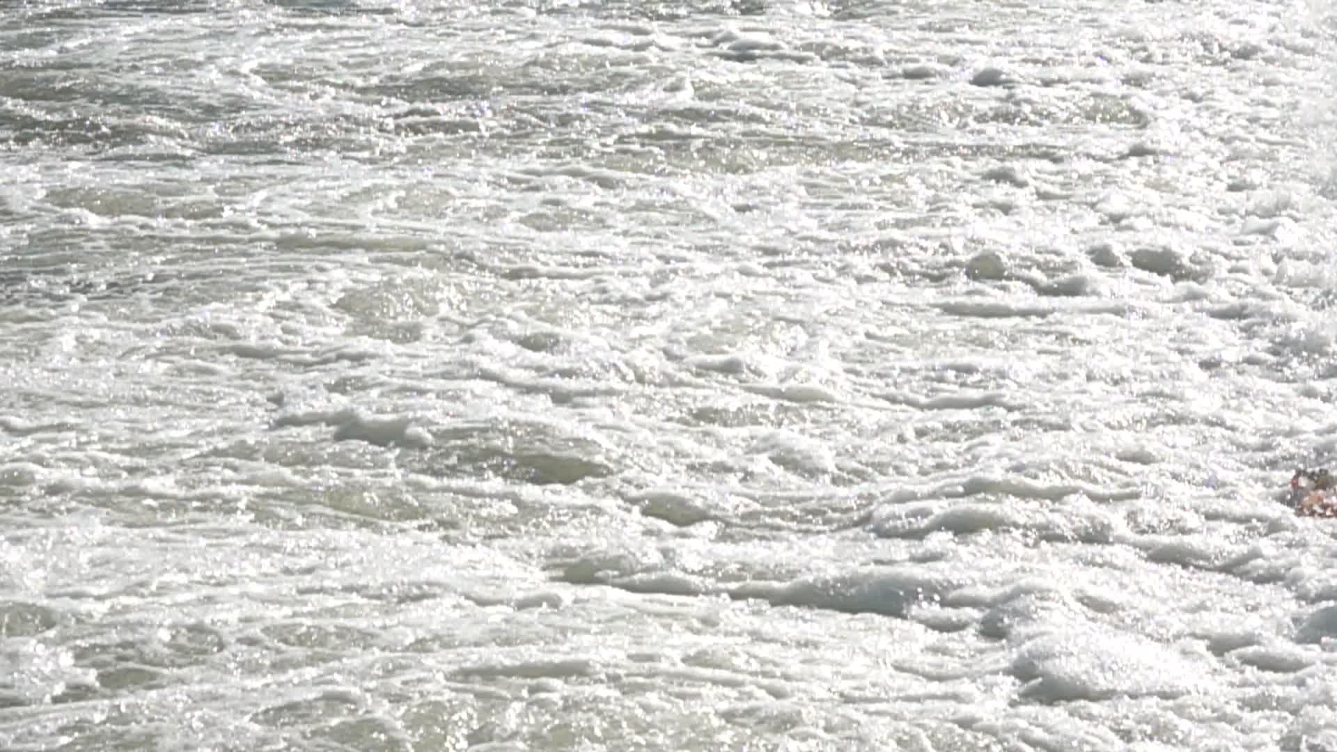水面白浪翻滚慢镜头1视频的预览图