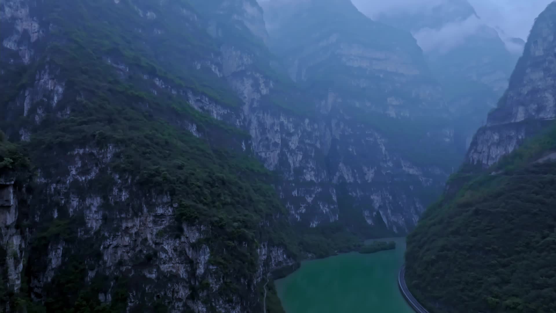 航拍四川乐山金口河大峡谷水上公路自然风光视频的预览图