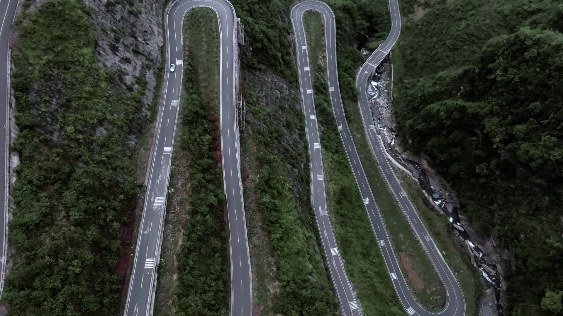 航拍四川乐山黑竹沟中国百慕大公路视频的预览图