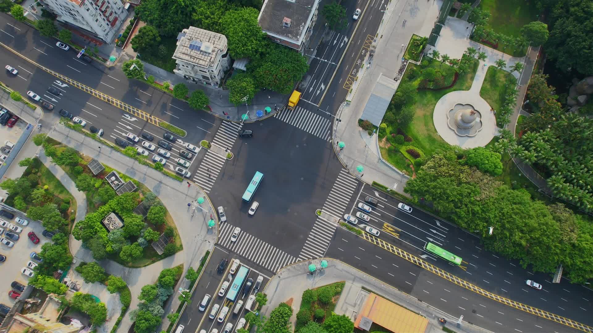 航拍城市路口交通视频的预览图