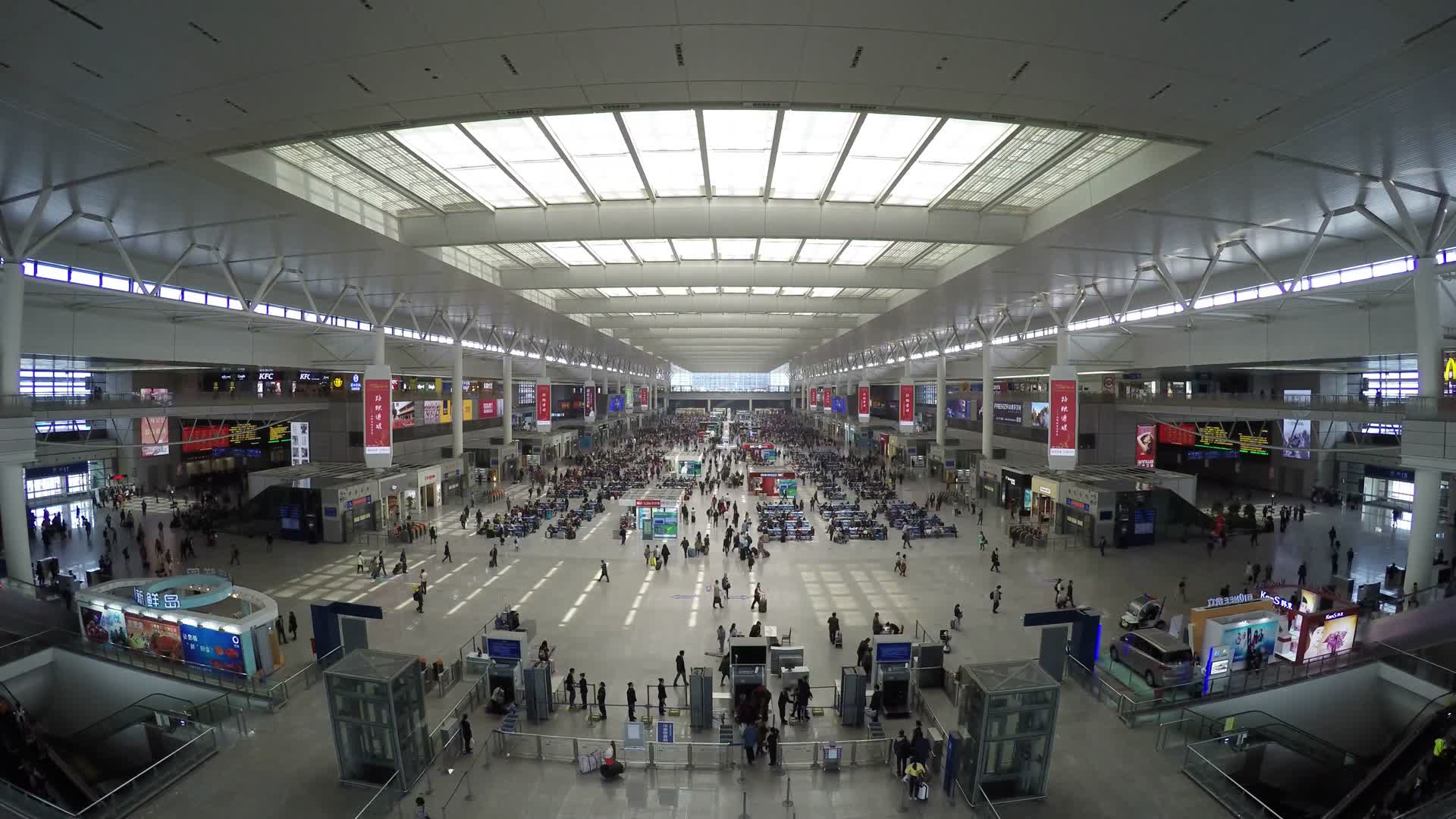 上海虹桥火车站候车厅延时摄影视频的预览图