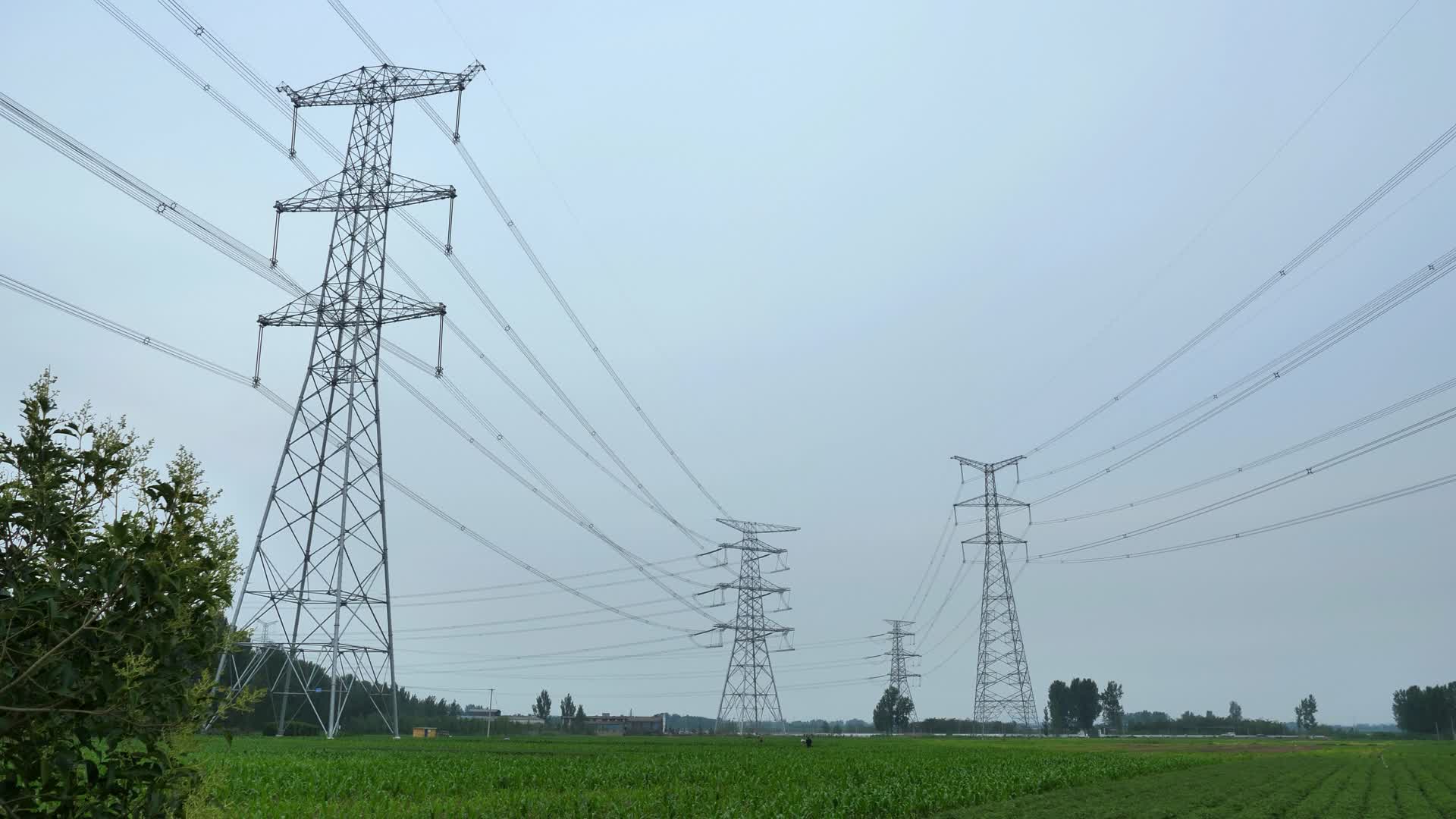 中国电力高压电高压线电塔视频的预览图