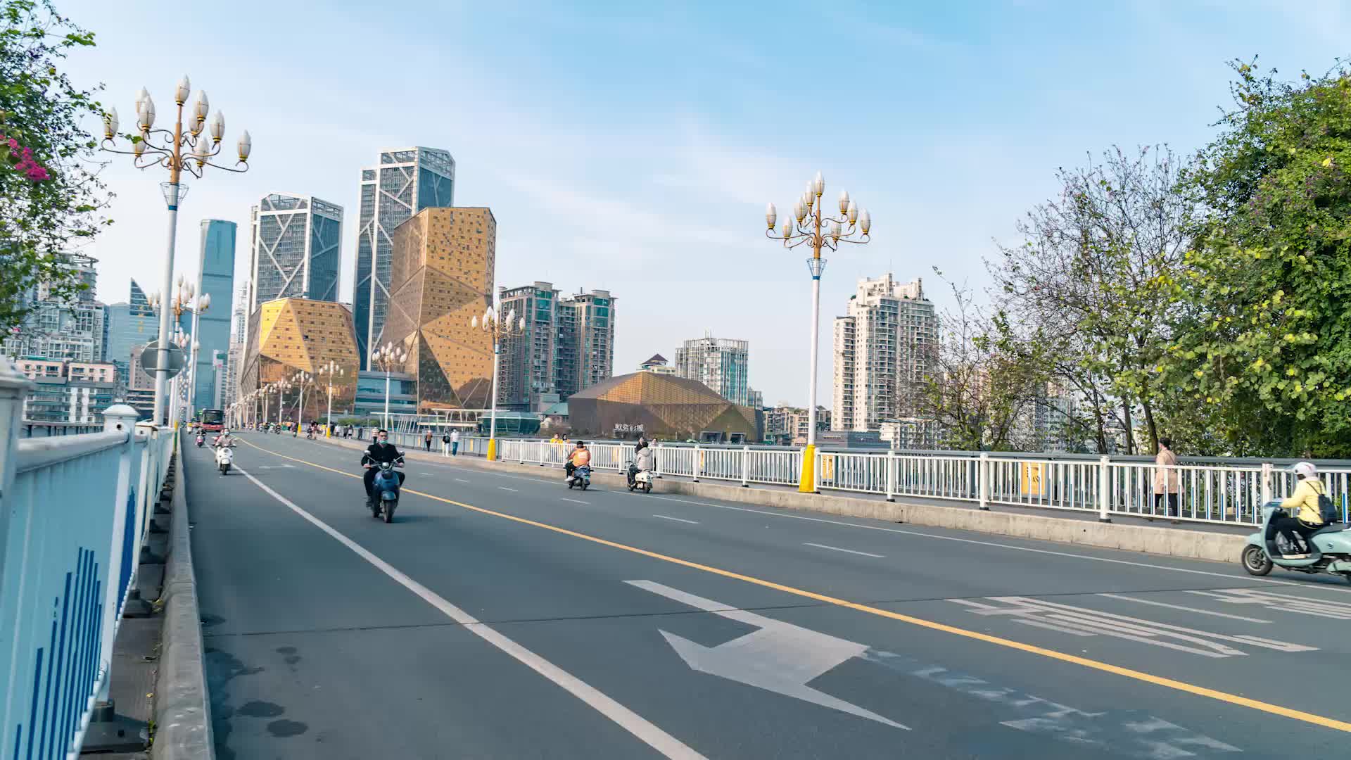广西柳州柳江大桥下班人群人流车流延时视频的预览图