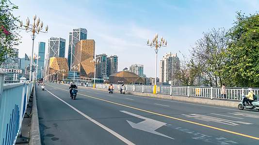广西柳州柳江大桥下班人群人流车流延时视频的预览图