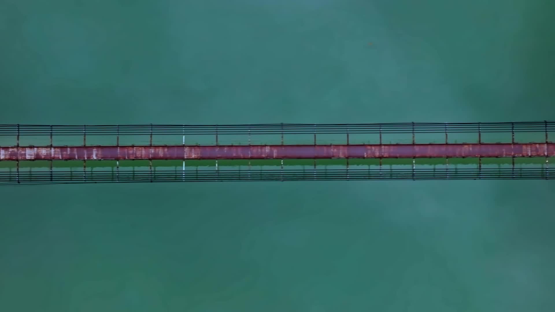 航拍四川乐山金口河大峡谷水上公路铁桥视频的预览图