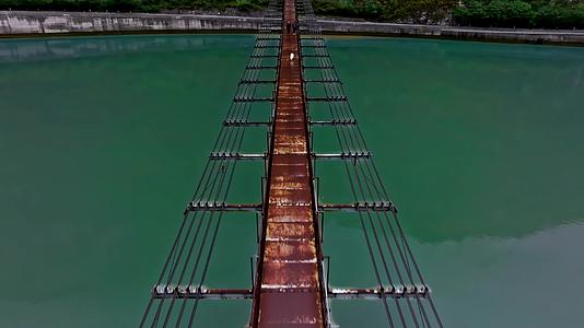 航拍四川乐山金口河大峡谷水上公路铁桥视频的预览图
