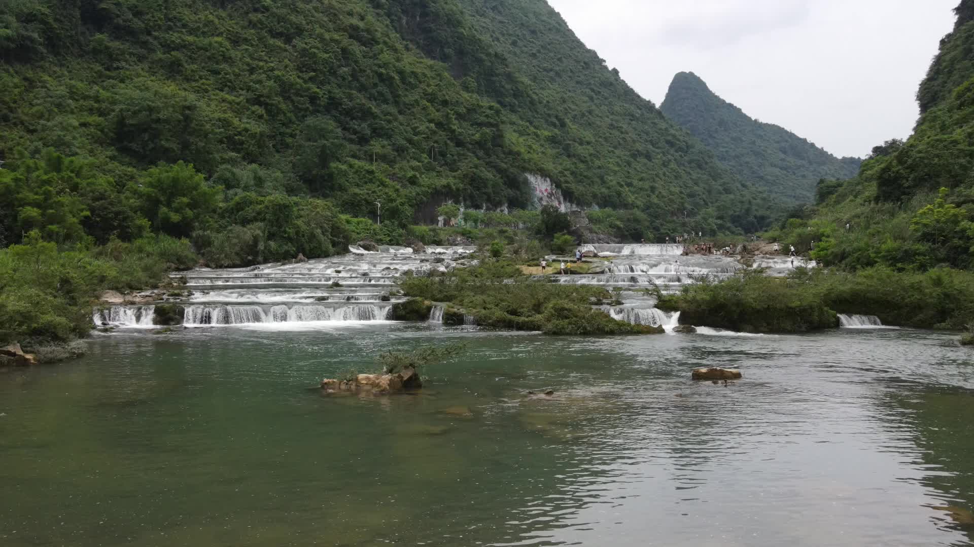 4K航拍柳州市鹿寨县响水瀑布夏日玩水视频的预览图