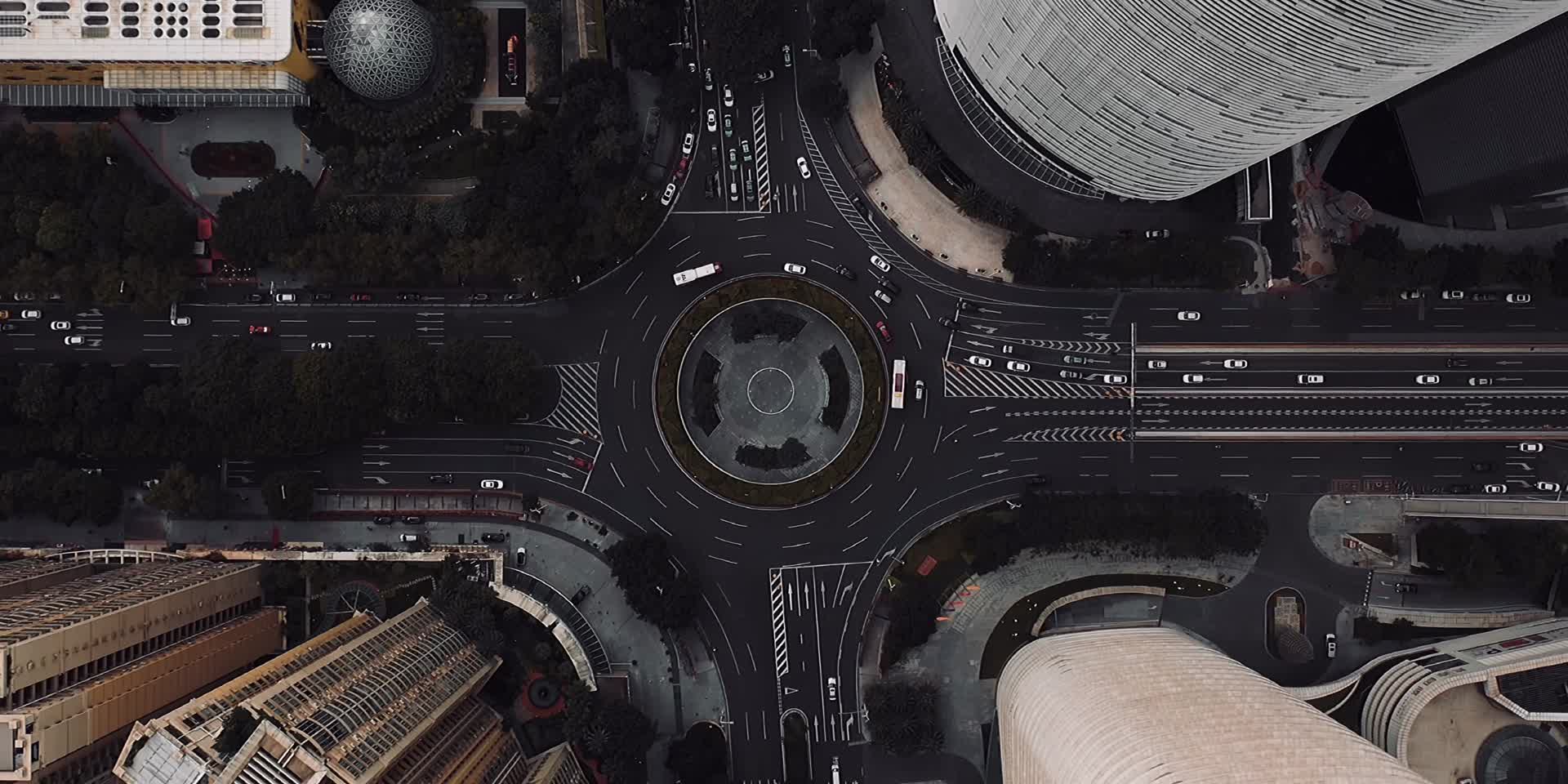 俯拍高楼城市风光视频的预览图