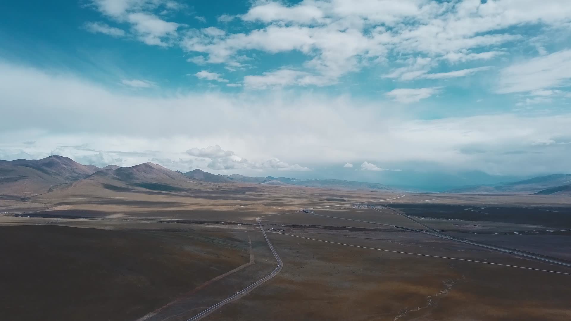 青藏高原风光航拍视频的预览图