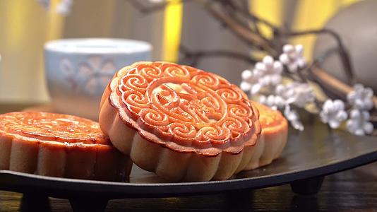 中秋月饼实拍月亮桂花酒团圆中国传统节日视频的预览图