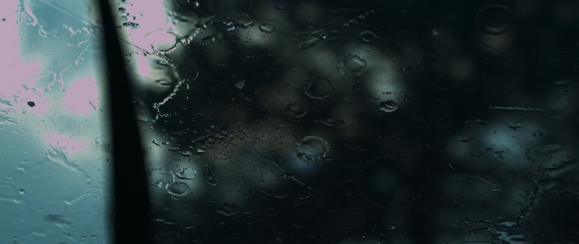 雨点滴落汽车车窗视频的预览图