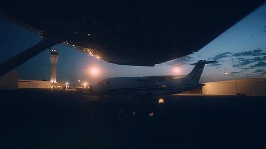 夜间傍晚机场飞机起飞视频的预览图