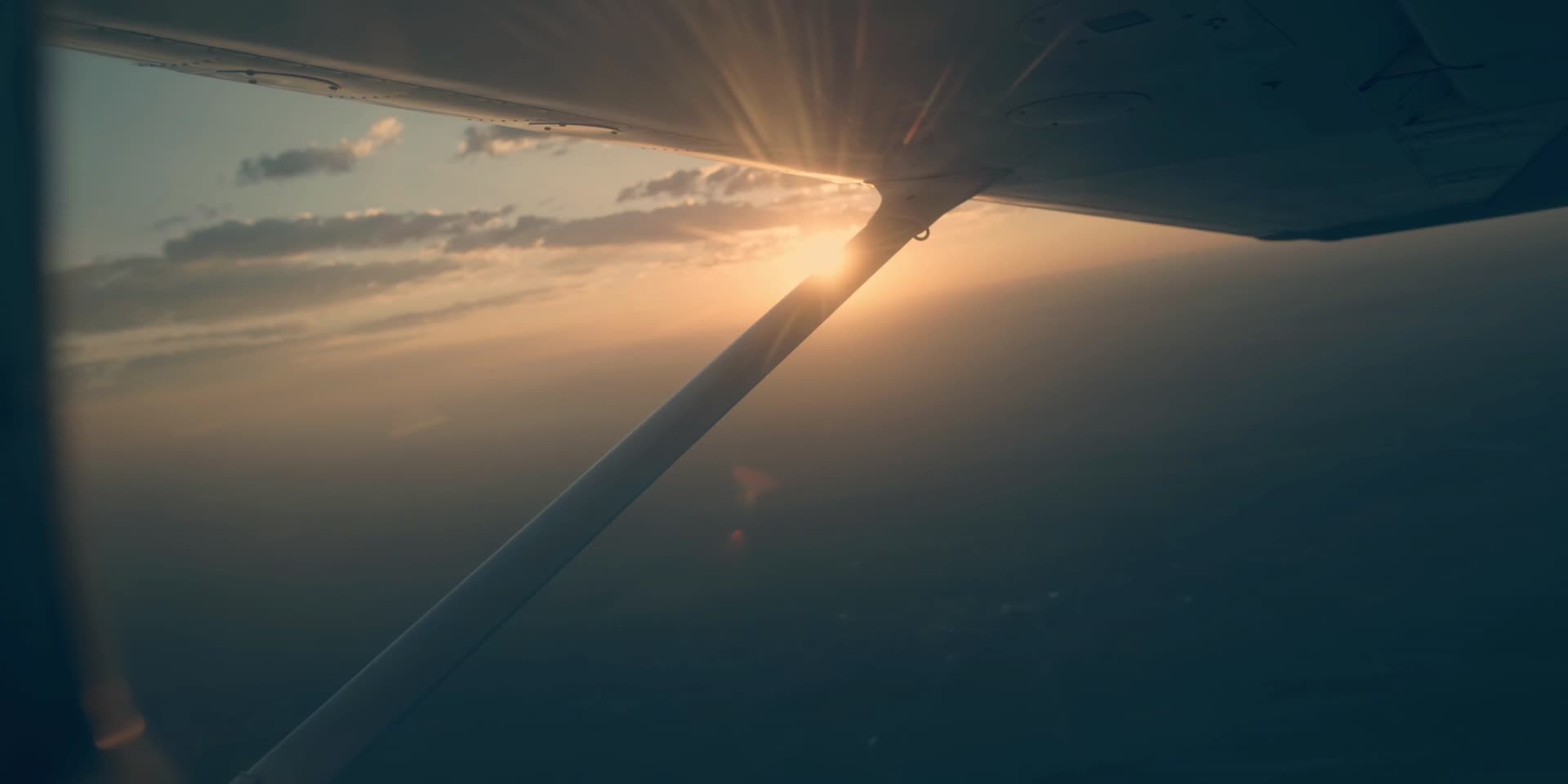傍晚飞机飞行夕阳落日视频的预览图